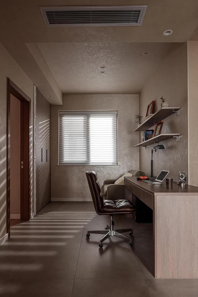 她家134㎡,全屋装修素雅高级,光一个阳台就把人迷住了,好喜欢!