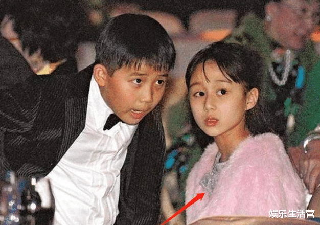 何超欣|何超欣23岁当首席，发言念稿磕巴被疑学历掺水，撞脸智利身世存疑