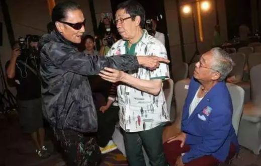 谢贤|谢贤：成龙称他是传奇，合影李小龙都靠边站，却为何独宠张柏芝？