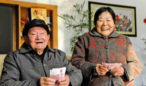 2022年高龄津贴或迎“调整”！退休老人“笑开花”，看看有你吗？