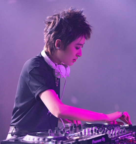 曾轶可|知名女歌手捞金被骂！680元演唱会迟到40分钟，粉丝求加唱遭拒绝