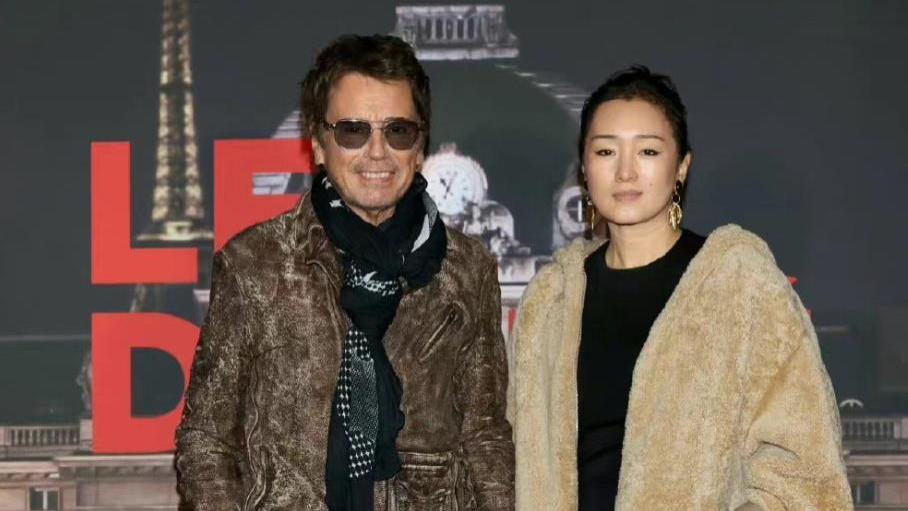 巩俐|56岁巩俐近照显老态，与丈夫合影神态相差大，满脸都是愁容引热议