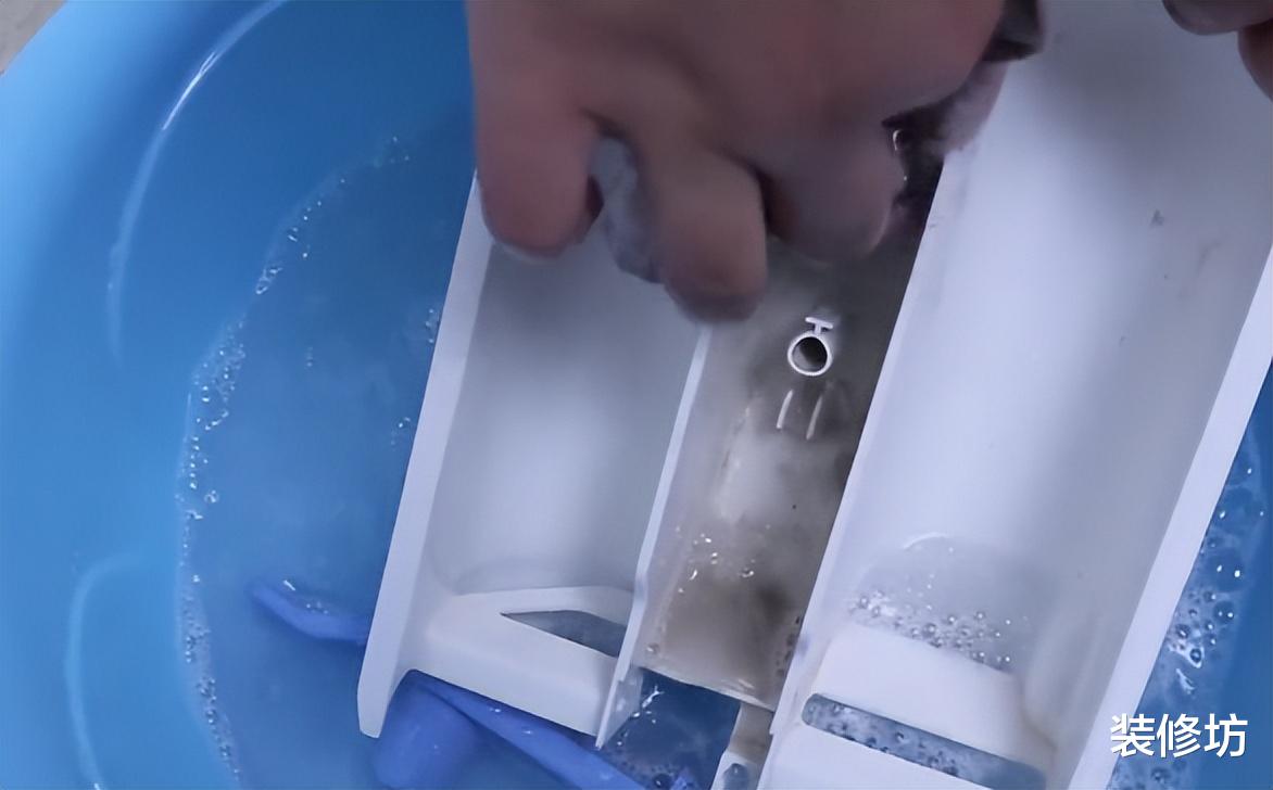 滚筒洗衣机上的洗涤盒,很多人用错了,难怪衣服洗不干净还发臭!