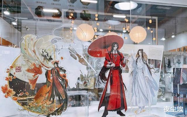 花怜|天官台北动漫展览,到处都是实体书和周边,两款花怜立牌太好看了