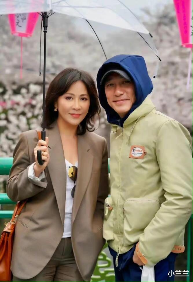 刘嘉玲|刘嘉玲是真敢穿,“东北花棉裙”配长靴,这造型也只有她能hold住!