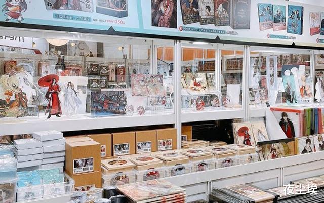 花怜|天官台北动漫展览,到处都是实体书和周边,两款花怜立牌太好看了