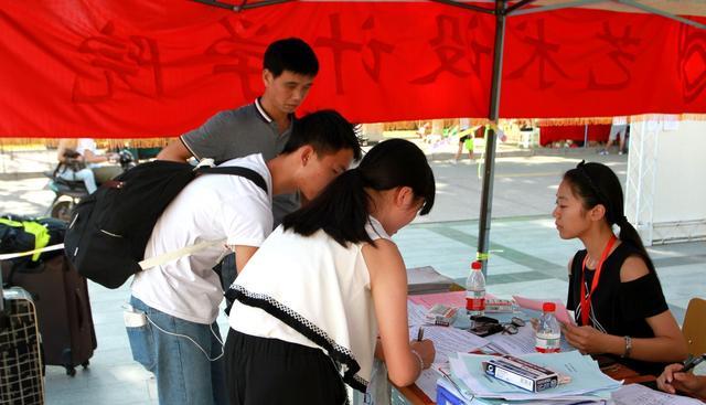 大学生|大学生晒出入职前后对比照，小鲜肉变油腻大叔，网友：换脸一样