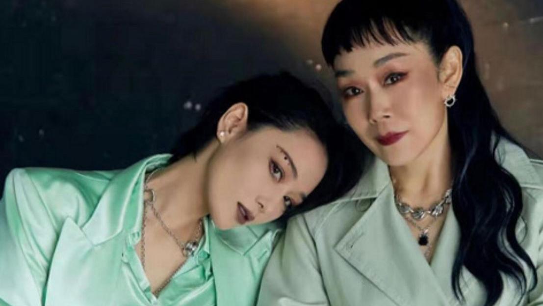 穿衣搭配 张馨予母女合拍大片，妈妈扎高马尾又美又飒，身材不比女儿差