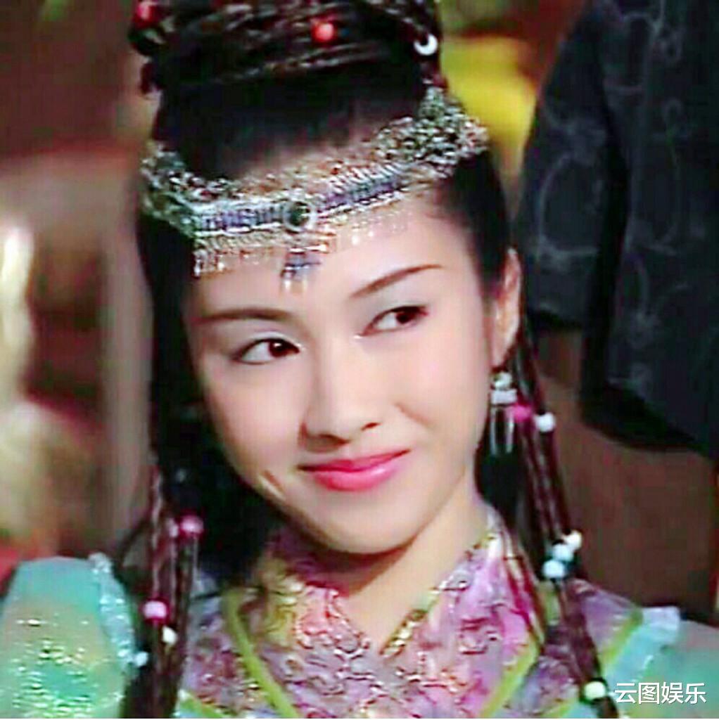 陈法拉|黎姿携陈法拉登杂志封面！同穿短裤大秀长腿，差11岁美得不分上下