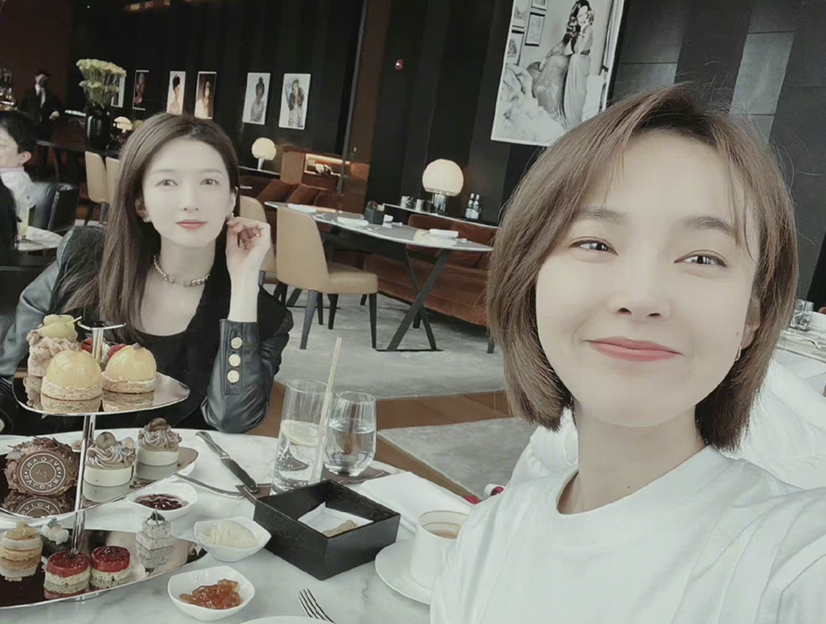 张佳宁|江疏影与张佳宁聚餐，甜点摆满餐桌，闺蜜间的礼物，出手相当大方