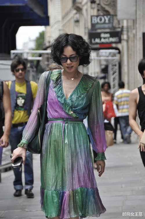 蔡文静|王菲不当明星当普通人！穿老式大妈裙打扮这么俗套，气质还是高级