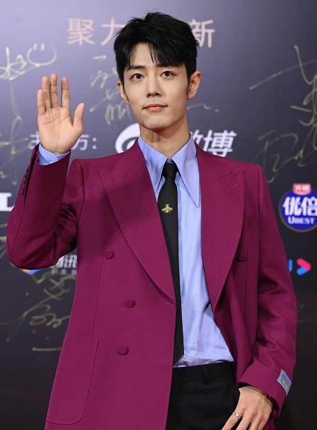 肖战|肖战身着笔挺西装帅气登场，却在活动现场一直发呆，网友直呼可爱