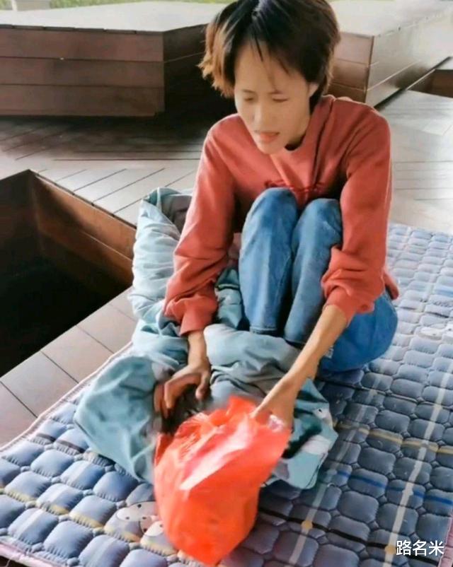 江西|热心男子让流浪女穿“超短裙”上班引发热议,几个意思?