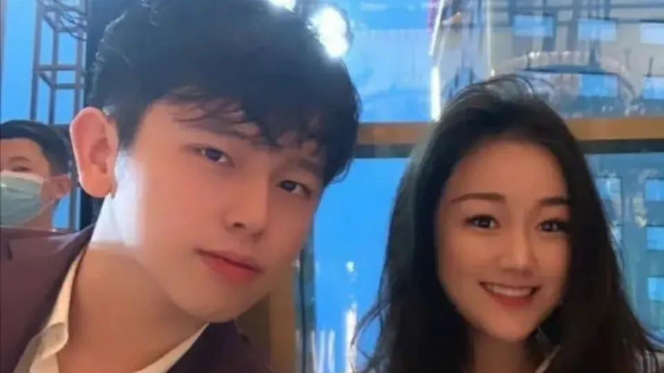 余晚晚|名媛舞会上的中国名媛：袁九儿与陈凯歌儿子传绯闻，余晚晚赚1亿