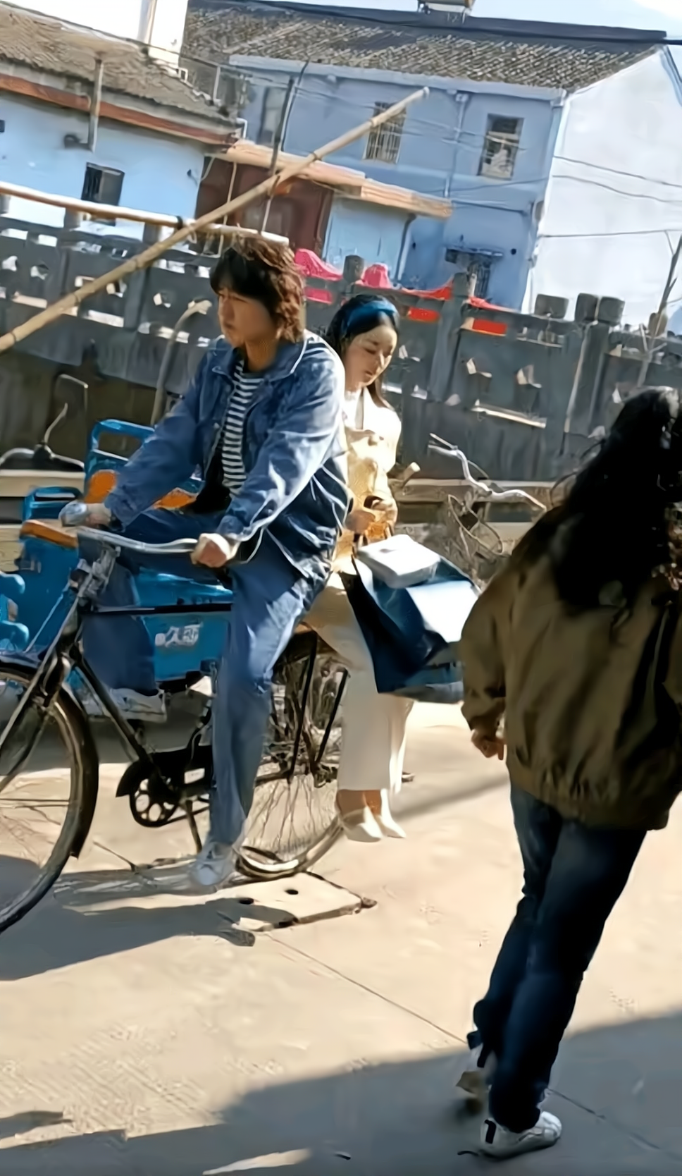 赵丽颖|赵丽颖穿黄衣偷笑抢镜，搭档欧豪骑自行车简直不要太“甜”