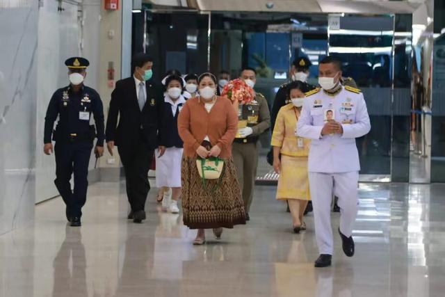 泰国200斤公主前往医院为帕查祈福,40岁还未婚,颜值也不低