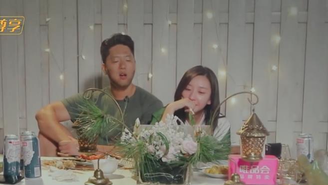 凌潇肃晒出自己的豪宅，家里放着几十盆植物，每天浇水都是大工程