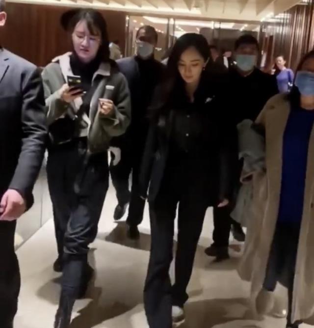 杨幂|杨幂参加活动，6名保镖护送，2名女助理跟随，场面甚是壮观