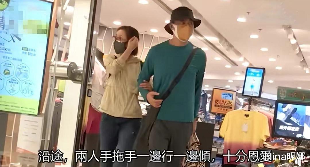 郭蔼明|刘青云商场牵妻子超腻歪，郭蔼明穿紧身裤没生娃就是嫩，结婚24年似初恋