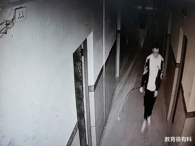 胡鑫宇失踪50多天,学校宿舍下方发现一个隐蔽排水沟,人能进入