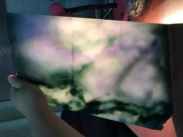 翡翠|10万购入50公斤的毛料,切开春色冰种飘花手镯80条,爆涨3000万!