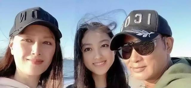 姚晨|任达华女儿迎成人礼!烈焰红唇长卷发出镜,拥1.8米超模身材