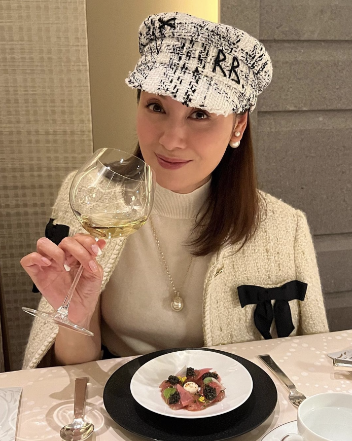 郭可盈|郭可盈晒全家福，吃法国餐为55岁丈夫庆生，坐在林文龙腿上好恩爱