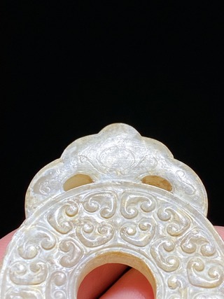 和田玉籽料|战汉 和田玉籽料 白玉受沁 勾云纹 出廓玉璧 挂件