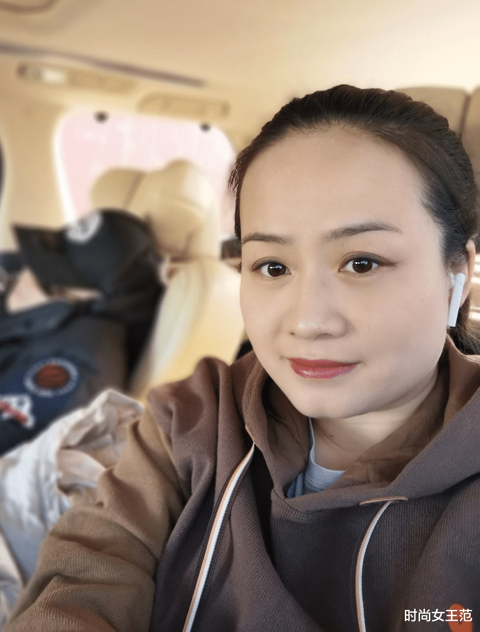 岳云鹏 岳云鹏跟老婆同框被拍！郑敏大盘子脸体态丰满，非常旺夫不会减肥