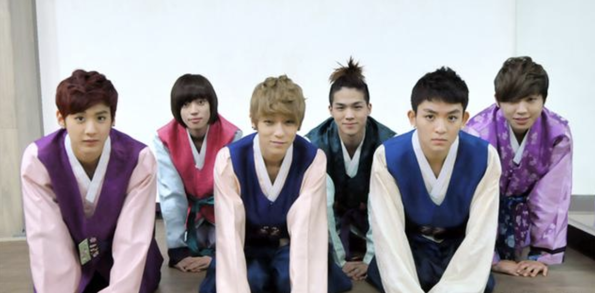 王嘉尔|王嘉尔向泰国粉丝行跪拜礼惹争议，曾在韩国拒绝向粉丝下跪被指双标