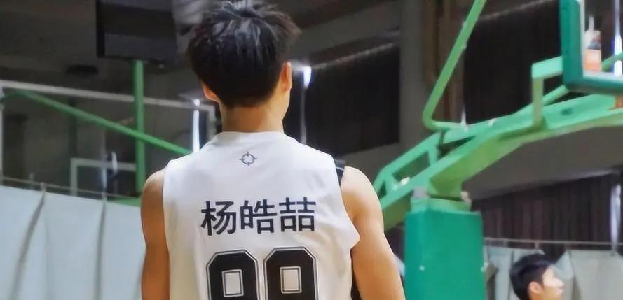 杨皓喆|曾因篮球放弃女朋友的杨皓喆被捶黑料 他为啥在同曦打不上球了？