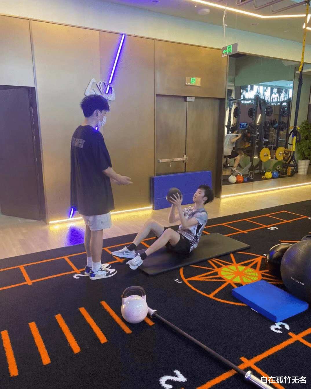 马景涛|马景涛前妻带娃健身,两儿子五官和爸爸超像,小儿子八块腹肌抢镜