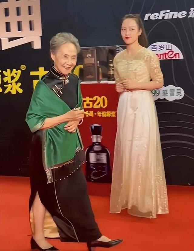 刘亦菲|娱乐圈的“中流柱”，84岁拿影后，与刘亦菲闺蜜情引感慨