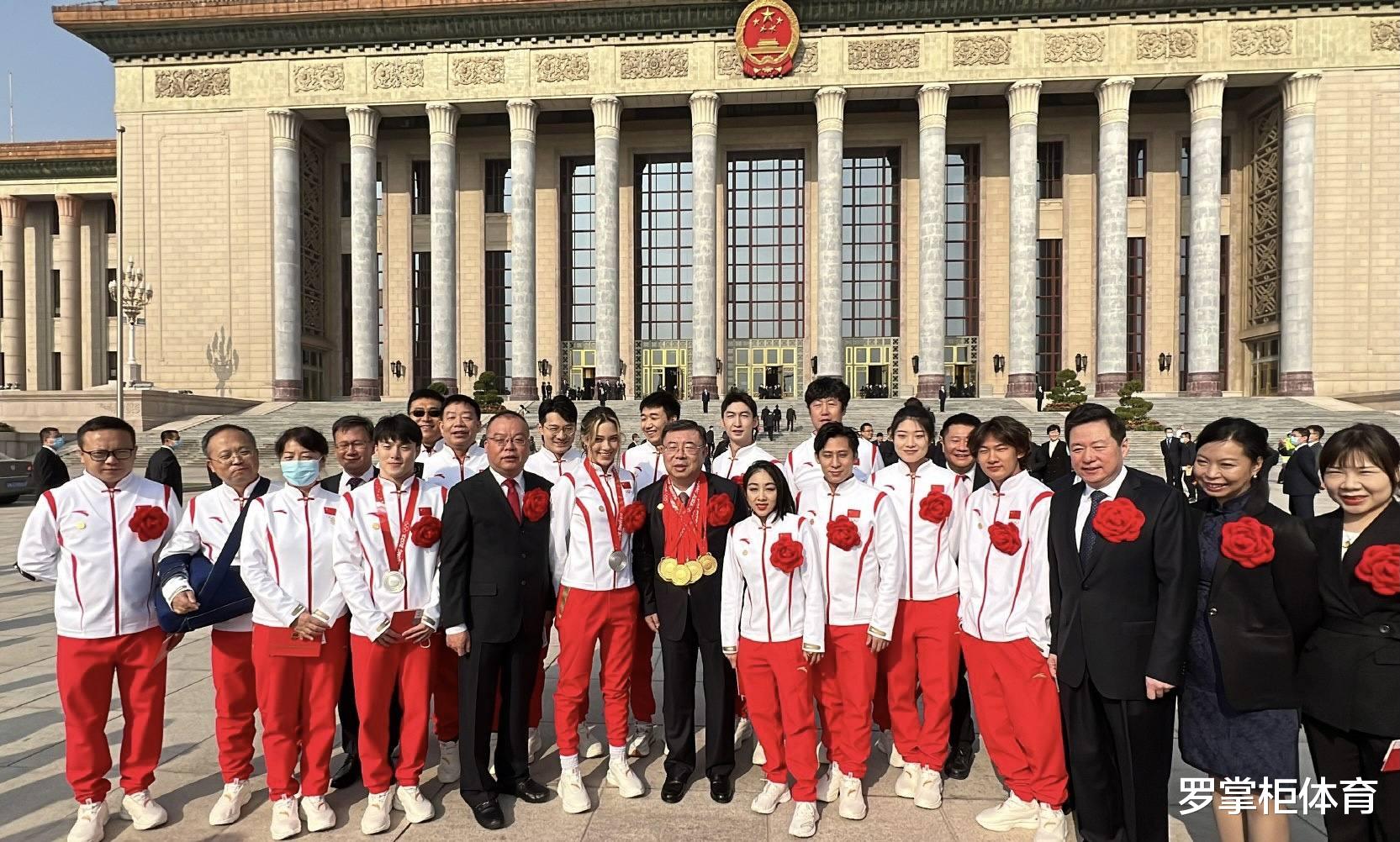 冬奥会|人民大会堂座上宾！冬奥健儿让人羡慕，冠军大合影成体坛经典一幕