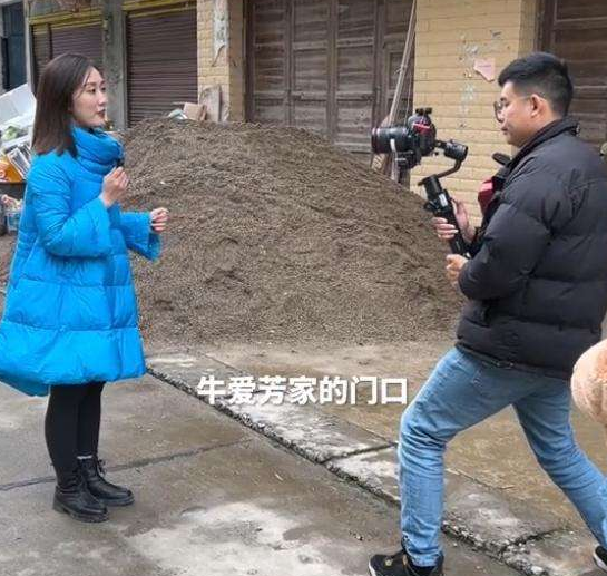 |牛爱芳又请“演员”演戏，摸肚子摆拍太假，网友：换个剧本不好吗