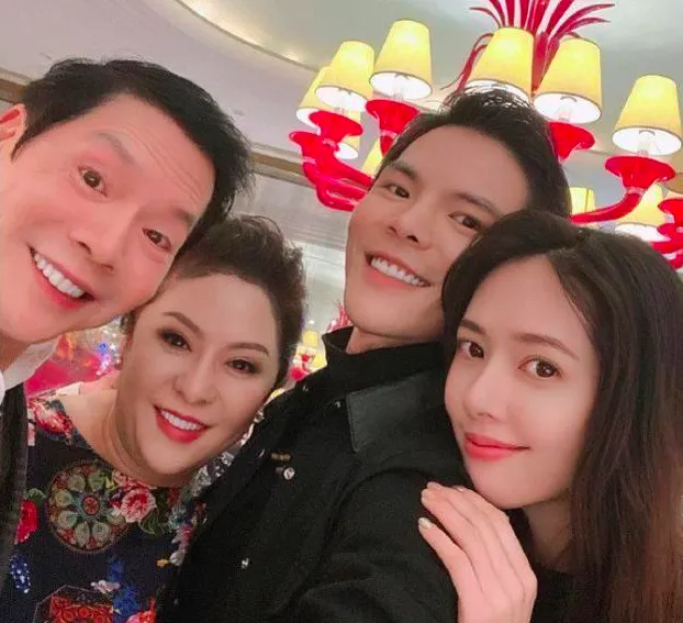 郭碧婷|向佐一家五口吃大餐!郭碧婷甜吻老公素颜显憔悴,小腹凸出孕味足