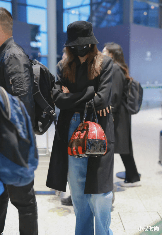 |关晓彤真是越来越会穿了！机场私服休闲感十足，完美展现大长腿