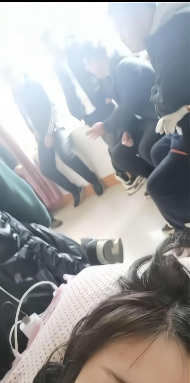 大型社死现场!内蒙古女子大年初一早上没起床,被一群男人围观