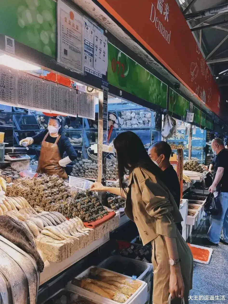 张颖颖|前两天大S和具俊晔又秀了一把恩爱，新女友张颖颖逛菜市场下厨？