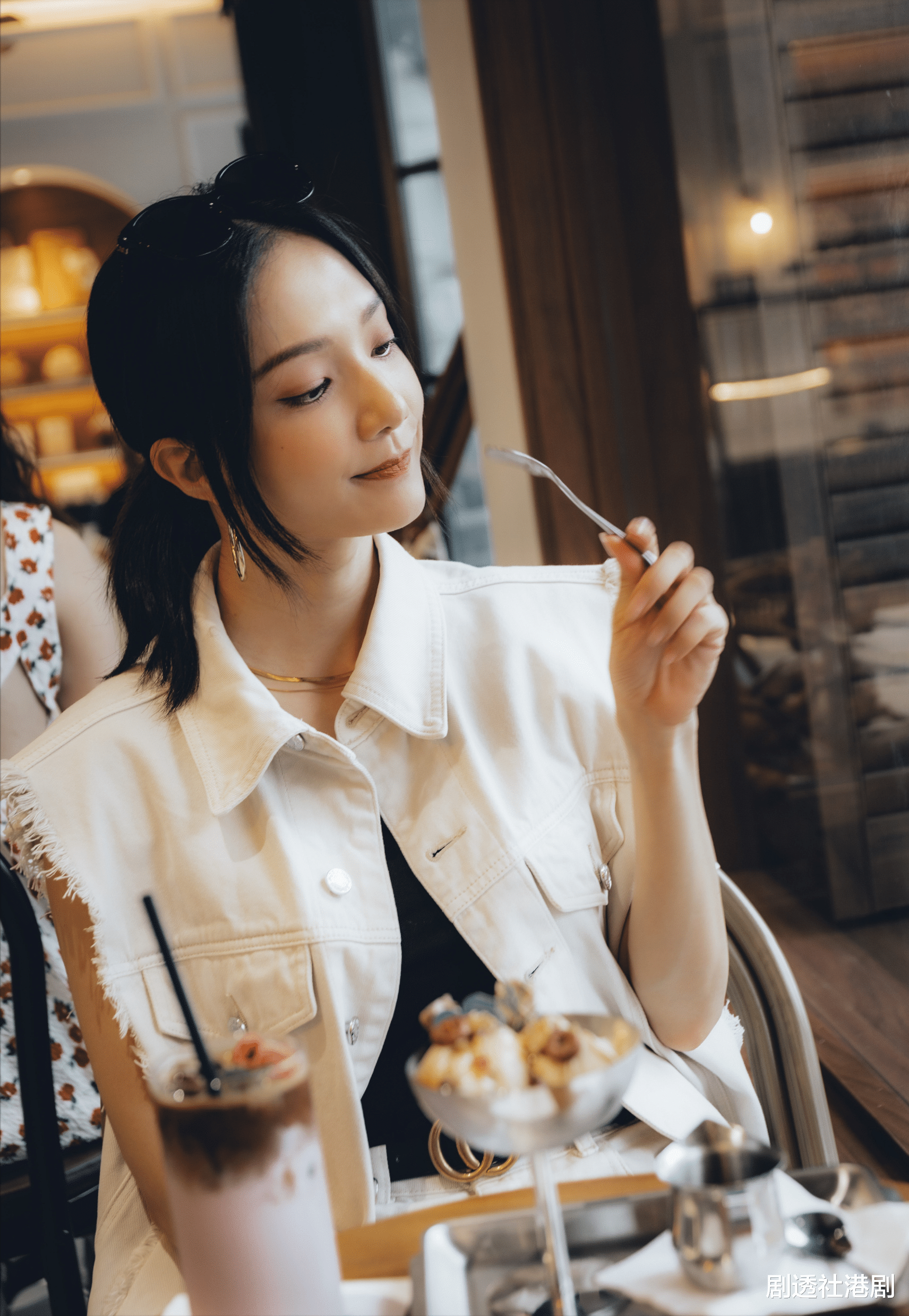 王君馨|话里有话?TVB离巢花旦台庆剧表现被赞,低调回应:不及其他演员