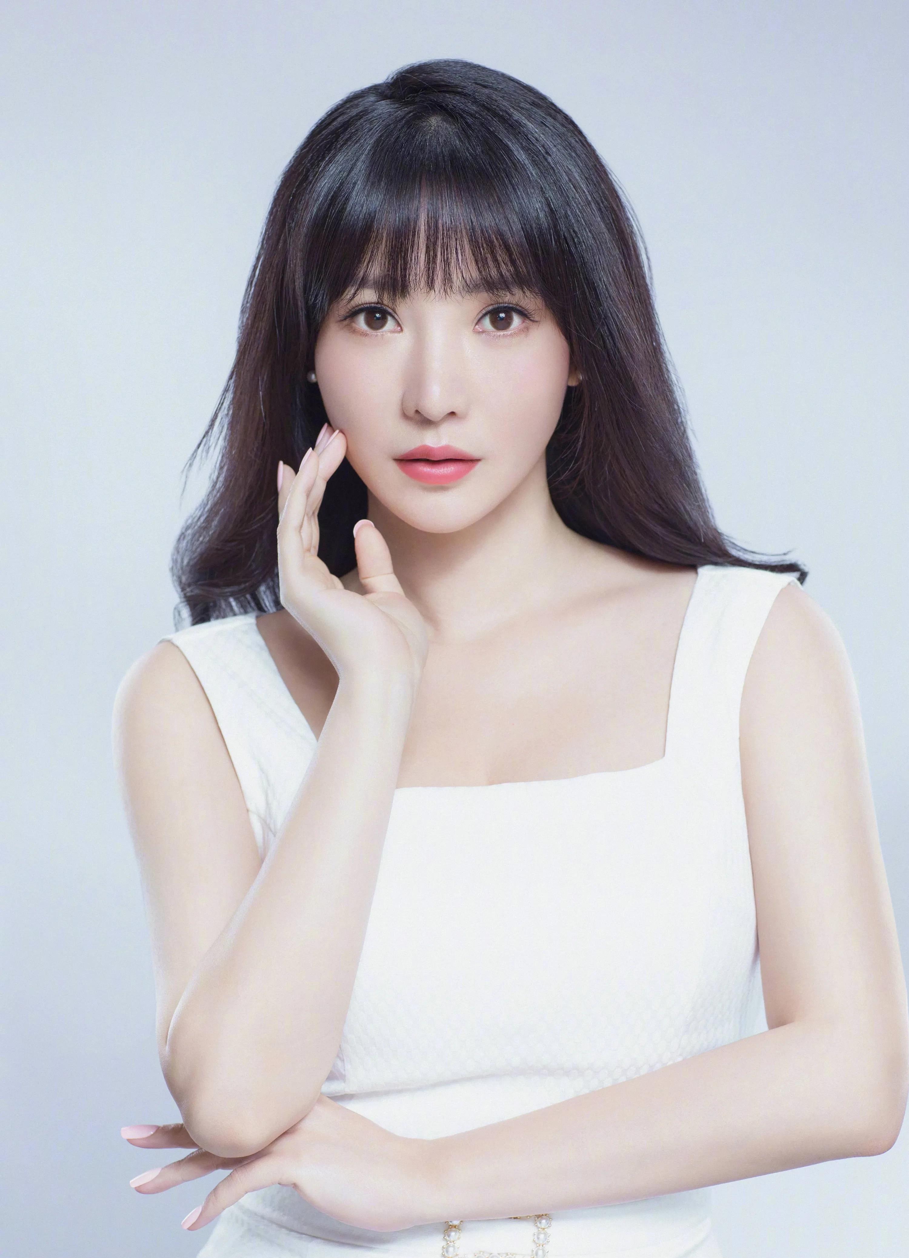 柳岩|柳岩，性感女神的代名词，妩媚动人的气质，傲人身材格外抢眼