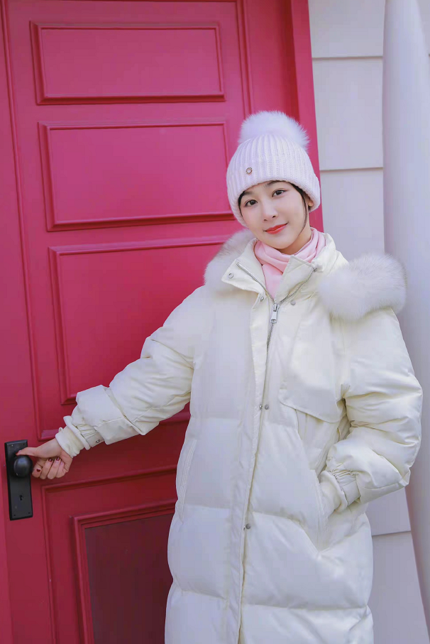 杨紫|杨紫高调晒旅游照！穿白羽绒服戴帽子美成偶像剧女主，可爱感爆棚