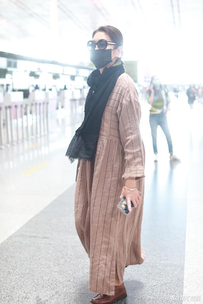 倪萍越老越洋气，用“极简风”塑造气质感，配4万包包低调又奢华