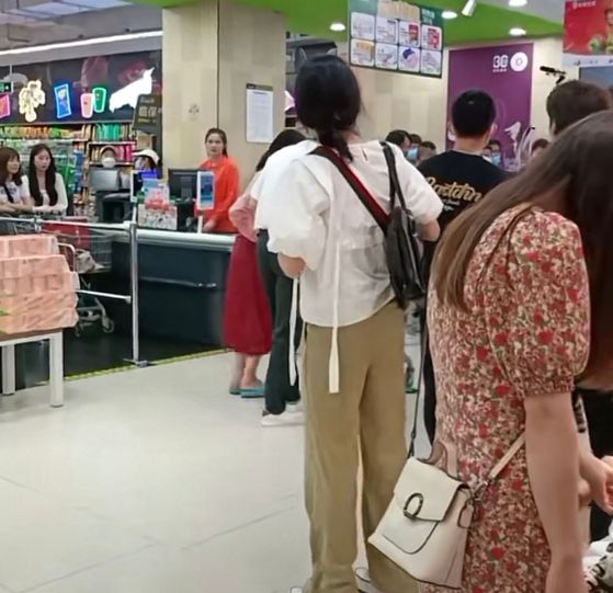 刘敏涛|深圳：刘敏涛超市拍戏被偶遇，皮肤白皙显年轻，“不像46岁女人”