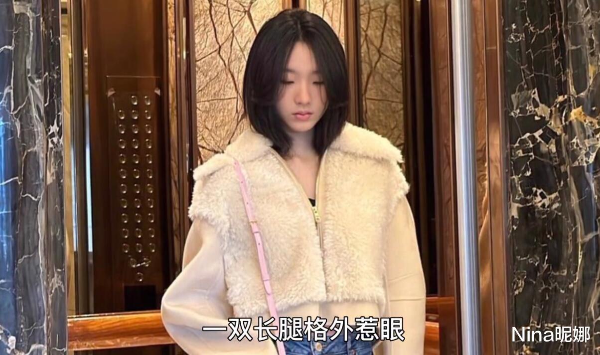 小S 小S女儿新年拿下高奢代言,穿露脐装剪短发神气似大S翻版,形象大变