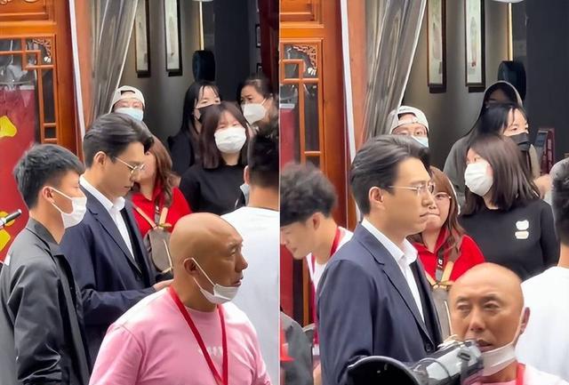 靳东|靳东现身长沙街头吃粉，穿西装打领带坐小马扎，被围观后竖大拇指