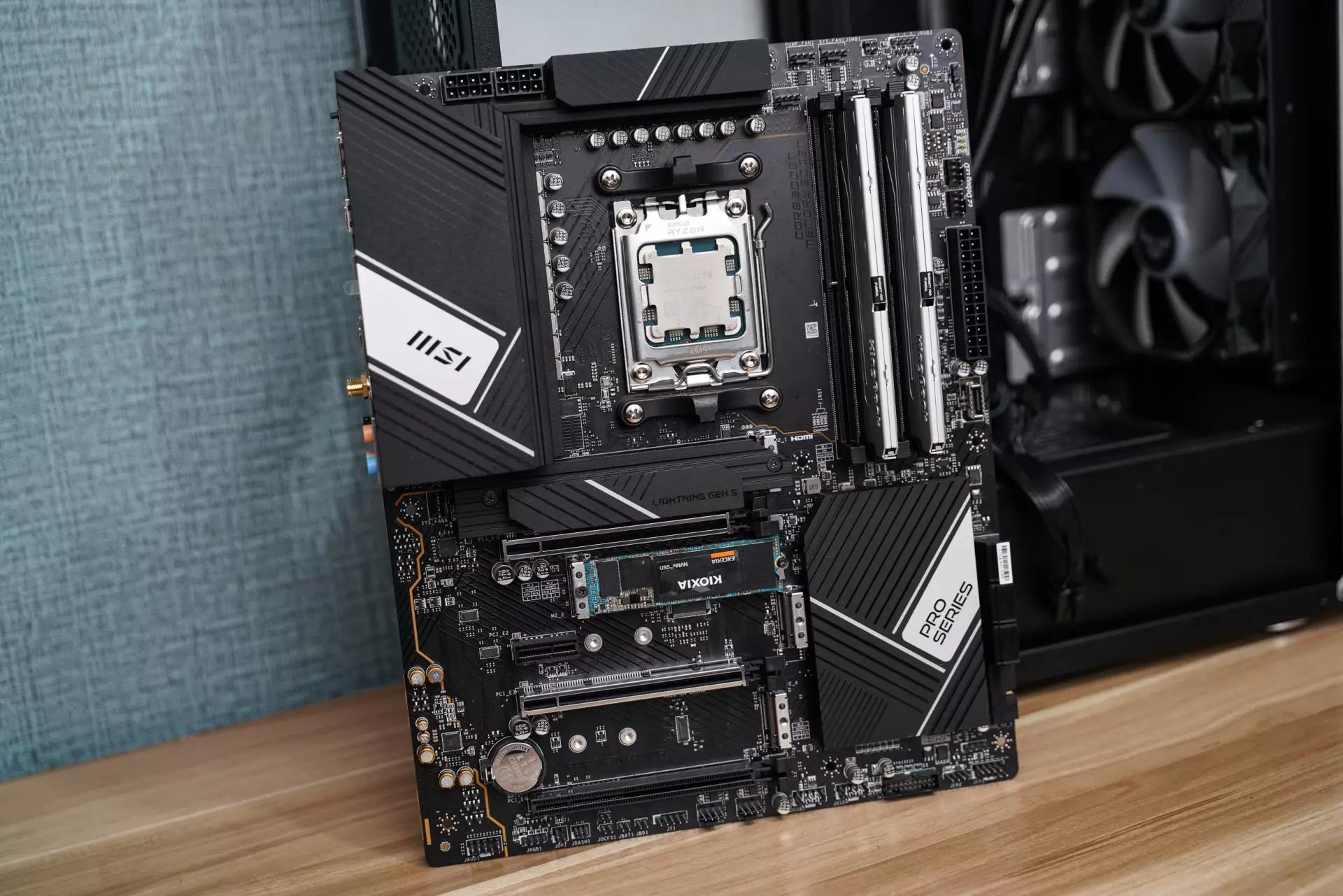 主板|亲民高频DDR5内存，金百达6000MHz银爵32GB：一键超频性能大涨