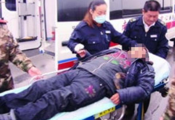 老人开楼道门撞倒老太致其身亡,家属索赔老人37万,北京法院判了