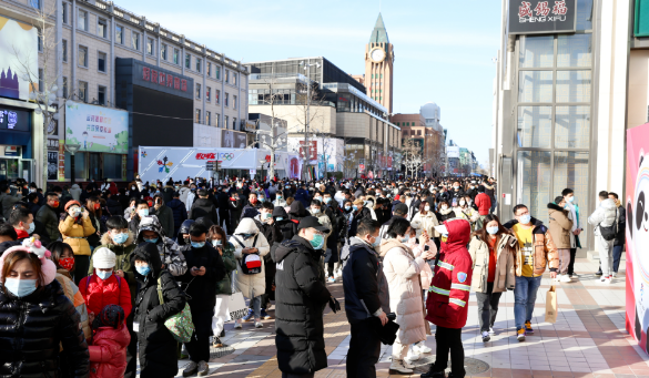 冰墩墩|冰墩墩“一墩难求”，民众排队7小时抢购，外国小哥奥运村想妙招