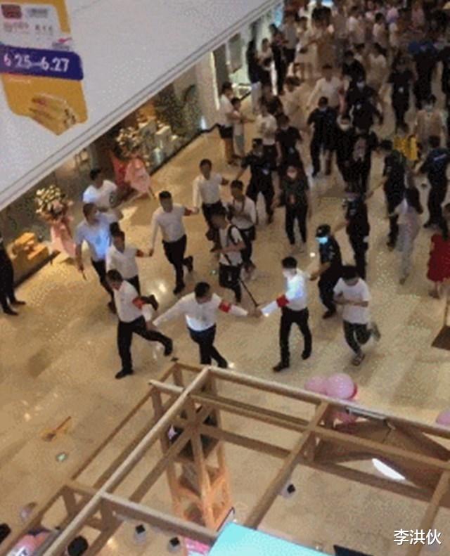 周星驰|网红越来越离谱，擅自调动警用直升机拍视频，穿高开叉旗袍进校园